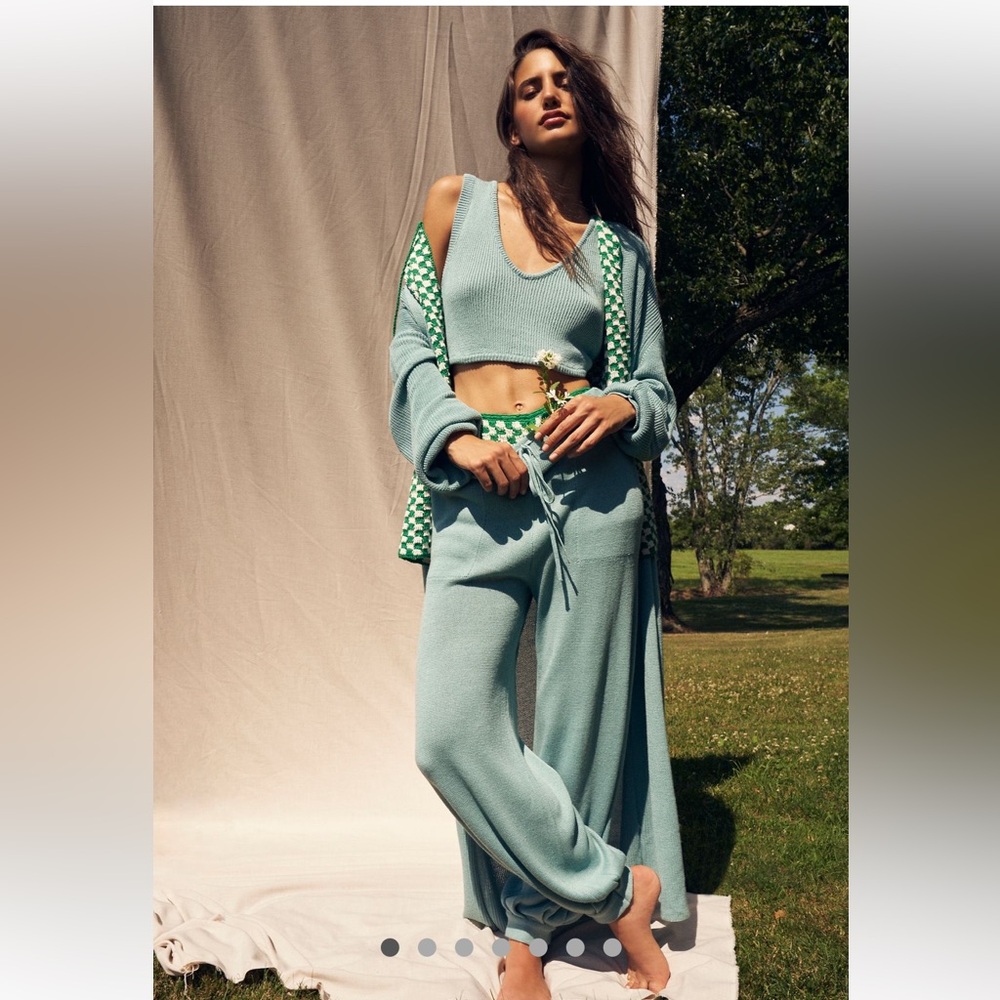M FREE PEOPLE BEACH Living in this 3 piece sweater set